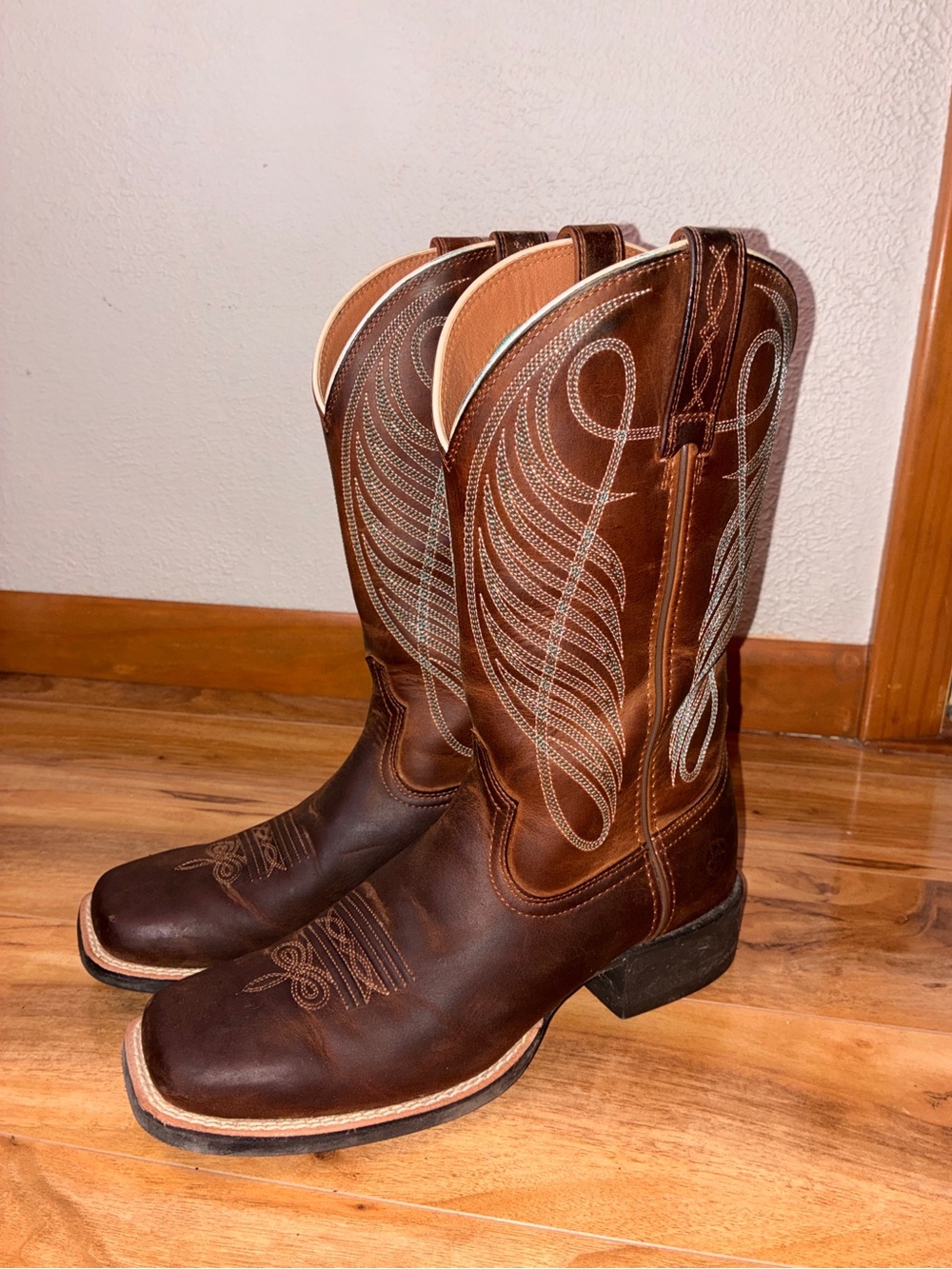 Ariat Women’s Round Up Wide Square Toe Western Cowboy Cowgirl Boots- size 8 C
